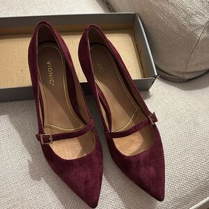 Ladies vionic dress shoes, kitten heel, burgundy suede worn twice great shape